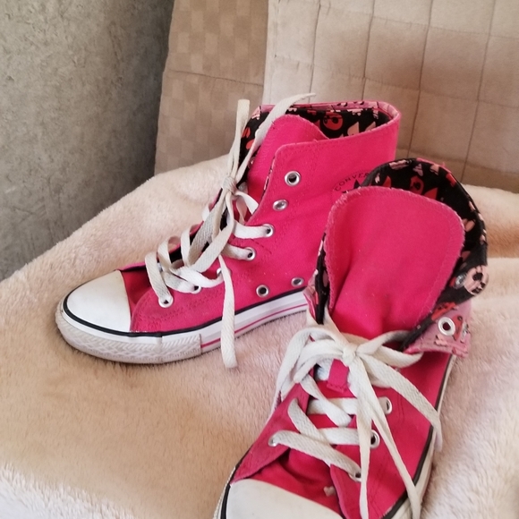 pink skull converse